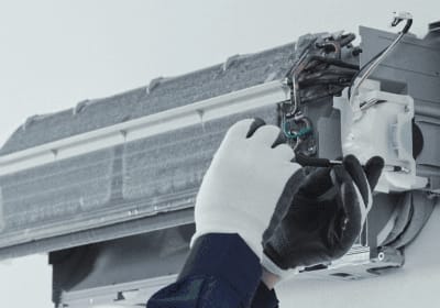 写真:外カバーを外されたエアコン