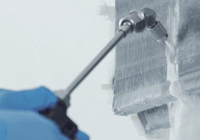 写真:ノズルでエアコンのフィルター部分を掃除している