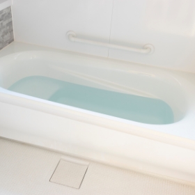 写真:白いバスタブ。湯が張られている