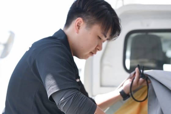 写真：作業するスタッフ